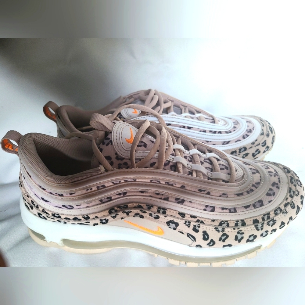 SZ 9.5 WOMENS NIKE AIRMAX